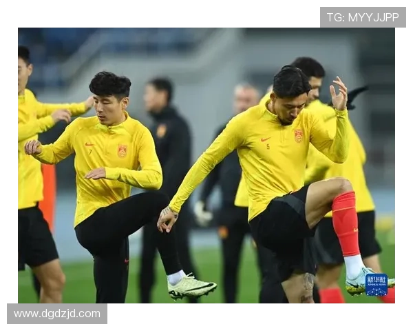 中国足球队迎战强敌备战世界杯预选赛 主教练强调年轻球员的培养与经验积累