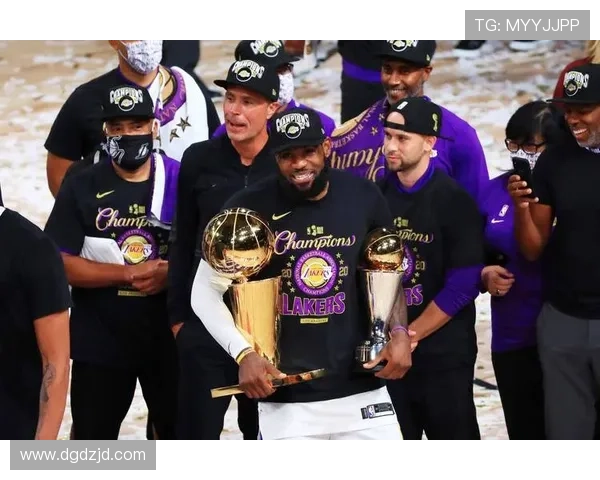 NBA最新动态：詹姆斯伤愈复出杜兰特领衔球队迎战强敌助力季后赛冲刺